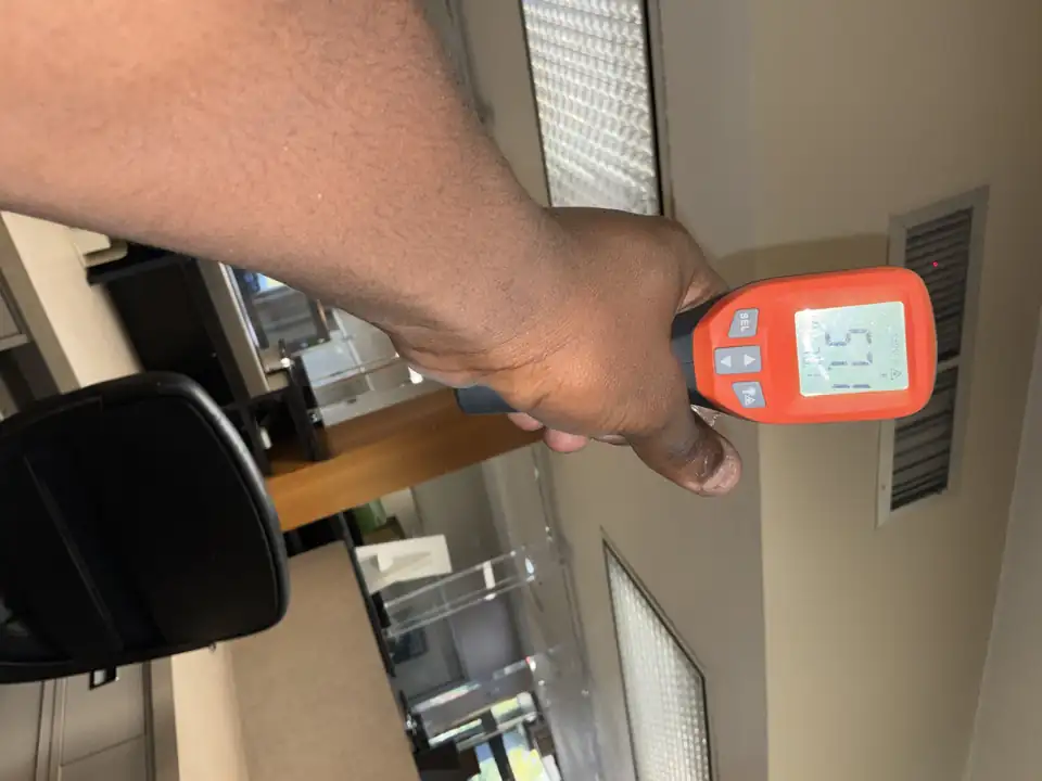 Supply air temperature reading at a ceiling vent